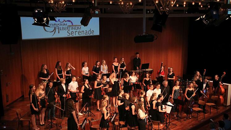Reichlich Beifall gab es bei der sommerlichen Serenade des Gymnasiums Albertinum im bestens besuchten Kongresshaus Rosengarten.Foto: Jochen Berger