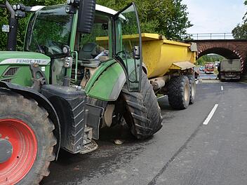 In der Unterführung bei Arnshausen touchierte ein Traktorgespann einen Kieslaster: sechs Stunden Totalsperre und hoher Schaden. Foto: Peter Rauch