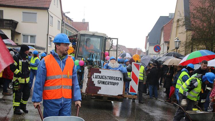 Der Bautrupp aus der Ludwigstraße kommt. Thomas Malz