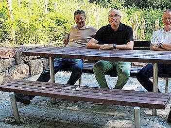 Bauhofleiter Stefan Metz (von links), B&uuml;rgermeister Andreas Sandwall und Kurdirektor Thomas Beck testeten schon mal die Bank am Hubbrunnen.