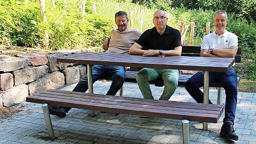 Bauhofleiter Stefan Metz (von links), B&uuml;rgermeister Andreas Sandwall und Kurdirektor Thomas Beck testeten schon mal die Bank am Hubbrunnen.