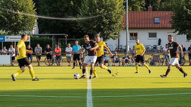 Amateur-Fußballspiel, Kreisklasse, Kreisliga, Sportplatz, Fußballer, Zuschauer