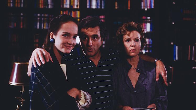 Eine ihrer ersten Rollen: In dem provokanten Fernsehdrama "Das Mord-Men&uuml;" spielte Anouschka Renzi (links) an der Seite von Michael Degen und Witta Pohl eine Literaturstudentin, deren Vater Mordopfer einer Intrige wird.