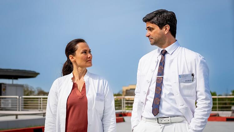 Dr. Melek Birol (Idil &Uuml;ner) und Dr. Florian Schmidtke (Maximilian Grill) im Flensburger Krankenhaus sind immer wieder erstaunt von den Behandlungsans&auml;tzen ihres Kollegen.