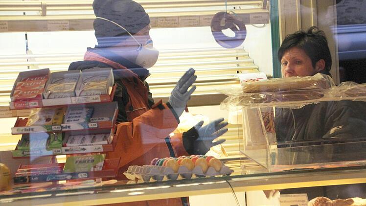 Der Spuren-Ermittler in der Bäckerei. Foto: Hofbauer