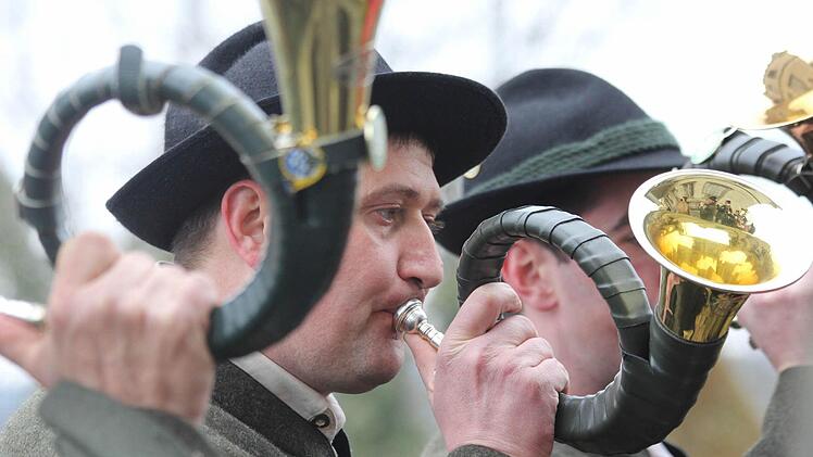 Das Jagdhornbläsercorps Coburg brachte dem passionierten Jäger ein Ständchen.