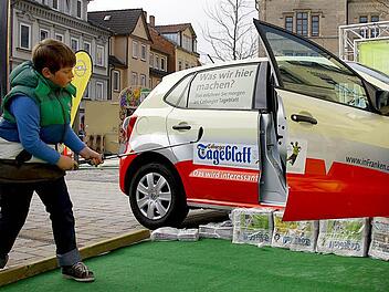 Impressionen vom City-Golf-Cup im Herbst 2012 - hier muss in einem Tageblatt-Auto "eingelocht" werden. Fotos: Albert Höchstädter
