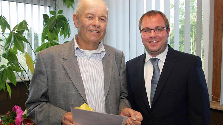 Eine besondere Würdigung erfuhr der ehemalige Bürgermeister Hermann Bühling (links). Aus gesundheitlichen Gründen stellte er sich vor der Wahl 2014 nicht mehr zur Verfügung. Sein Nachfolger Sebastian Straubel würdigte Bühlings jahrzehntelanges Engagement für das Wohl der Lautertaler und überreichte ein Präsent.  Fotos: Andreas Herzog