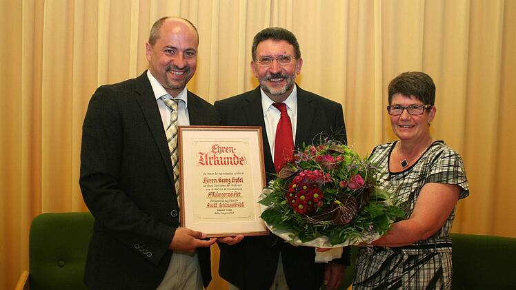 Bürgermeister Johannes Krapp (links) ernannte seinen Vorgänger Georg Zipfel (Mitte) zum Altbürgermeister. Blumen gab es für Zipfels Frau Helga. Foto: Evi Seeger