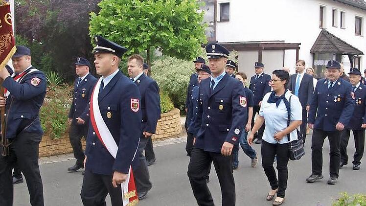 Der Festzug zur 125-Jahrfeier der Kleingeseer Feuerwehr war lang. Da fehlte keine Feuerwehr aus der Gemeinde. Fotos: Thomas Weichert