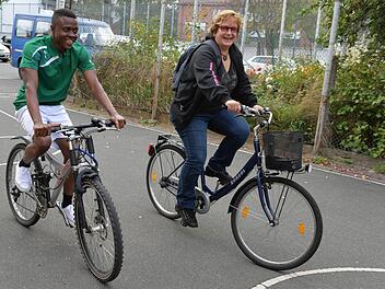 Der 17-jährige Salif, Flüchtling aus Westafrika, fährt gern mit seiner "Integrationspatin" Sybille Hardt Fahrrad. Foto: Ronald Rinklef