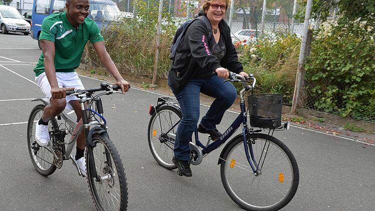 Der 17-jährige Salif, Flüchtling aus Westafrika, fährt gern mit seiner "Integrationspatin" Sybille Hardt Fahrrad. Foto: Ronald Rinklef