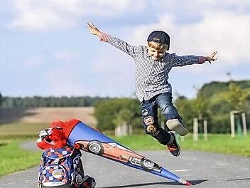 Wer sich im Straßenverkehr sicher bewegen will, muss aufpassen und vorausschauend denken. Gerade jüngere Kinder sind mit solch einem Verhalten überfordert. Für Autofahrer heißt das: Fuß vom Gas und jederzeit bremsbereit sein. Foto: HUK-Coburg