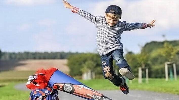 Wer sich im Straßenverkehr sicher bewegen will, muss aufpassen und vorausschauend denken. Gerade jüngere Kinder sind mit solch einem Verhalten überfordert. Für Autofahrer heißt das: Fuß vom Gas und jederzeit bremsbereit sein. Foto: HUK-Coburg