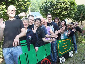 Sie sind eine Familie: Das Shakespeare-Team mit Regisseur Daniel Leistner (vorne). Foto: Veronika Schadeck