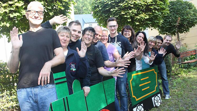 Sie sind eine Familie: Das Shakespeare-Team mit Regisseur Daniel Leistner (vorne). Foto: Veronika Schadeck