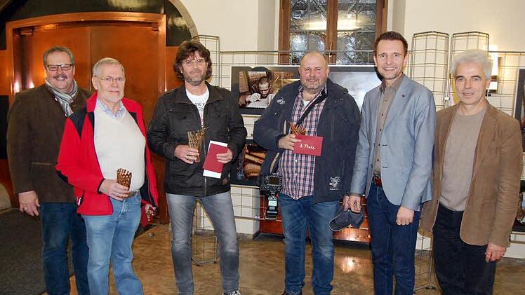 Die Gewinner und Organisatoren des Fotowettbewerbs (von links): Manfred Rauh (Projektleiter Zukunftskonzept Flechtkultur), Gregor Schmidt, Harald Koch, Martin Gerstner, Bürgermeister Andreas Hügerich, Harald Fischer (Leiter Tourist-Information). Foto: Andreas Welz