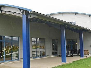 Am Charisma Gesundheitszentrum an der B 85 zwischen Knellendorf und Kronach entsteht im Bereich vorne links eine Physiotherapiepraxis. Das Gebäude hat für Stadtplaner Daniel Gerber von der architektonischen Gestaltung her vorbildlichen Charakter.  Foto: Karl-Heinz Hofmann
