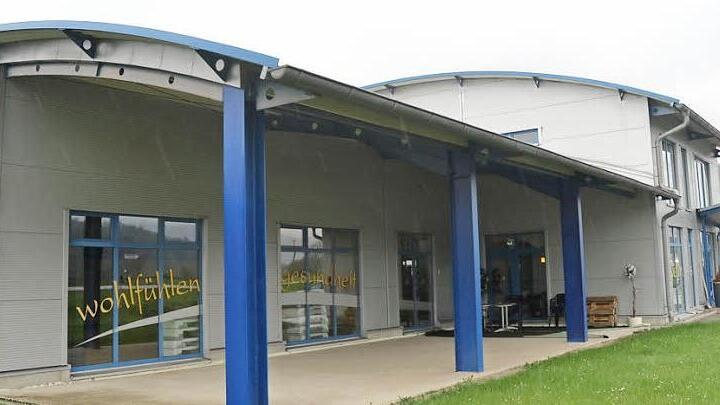 Am Charisma Gesundheitszentrum an der B 85 zwischen Knellendorf und Kronach entsteht im Bereich vorne links eine Physiotherapiepraxis. Das Gebäude hat für Stadtplaner Daniel Gerber von der architektonischen Gestaltung her vorbildlichen Charakter.  Foto: Karl-Heinz Hofmann