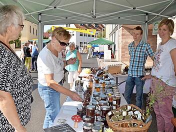 Probieren war ausdrücklich erwünscht, so auch am Stand von Markus Wingenfeld aus Eichenzell (2. von rechts), der Marmeladen und Liköre anbot. Hier probieren Susanna Faber und Maria Schmitt aus Nickersfelden. Fotos: Kathrin Kupka-Hahn