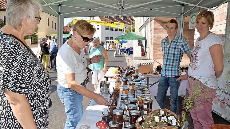 Probieren war ausdrücklich erwünscht, so auch am Stand von Markus Wingenfeld aus Eichenzell (2. von rechts), der Marmeladen und Liköre anbot. Hier probieren Susanna Faber und Maria Schmitt aus Nickersfelden. Fotos: Kathrin Kupka-Hahn