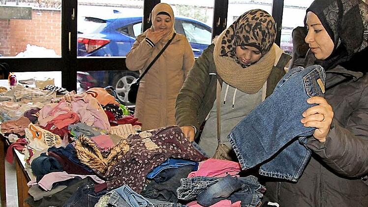 Kindersachen in allen Größen und Farben gab es beim Flohmarkt von "Kulmbach ist bunt". Fotos: Sonny Adam