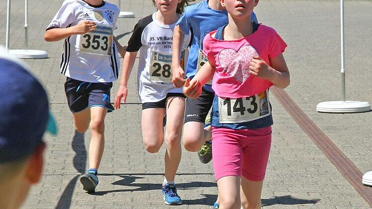 Zielsprint beim Jugendlauf. Foto: Monika Limmer