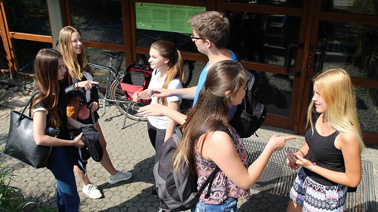 Nach der Mathe-Prüfung wurde vor der Aischtalhalle heiß diskutiert. Foto: Andreas Dorsch