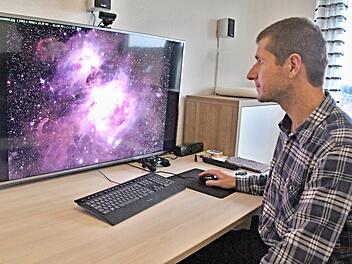Ein riesengroßer Arbeitsbildschirm hilft Daniel Weihrauch Feinheiten seiner begehrten Fotoobjekte, wie hier den "Großen Orionnebel", gut zu erkennen und zu bearbeiten. Foto: Helmut Will