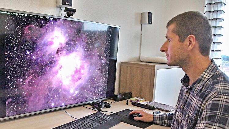 Ein riesengroßer Arbeitsbildschirm hilft Daniel Weihrauch Feinheiten seiner begehrten Fotoobjekte, wie hier den "Großen Orionnebel", gut zu erkennen und zu bearbeiten. Foto: Helmut Will