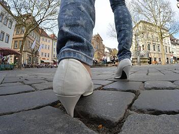 Stolpergefahr herrscht nicht nur für Frauen mit Absatzschuhen. Gerade auch ältere Bürger wünschen sich ein Pflaster ohne Lücken, das so eben ist wie möglich.Ronald Rinklef
