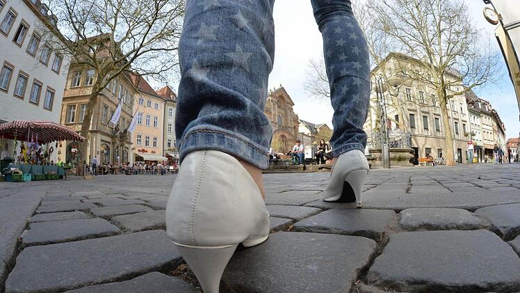 Stolpergefahr herrscht nicht nur für Frauen mit Absatzschuhen. Gerade auch ältere Bürger wünschen sich ein Pflaster ohne Lücken, das so eben ist wie möglich.Ronald Rinklef