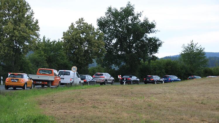 Die Autos stehen bis zum verlängerten Galgenberg, oft sogar bis zur Gärtnerei Herzog.
