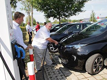 Erich Lunz testete als einer der ersten mit seinem Renault Zoé die neue Ladesäule im Engelgarten.  Foto: Andreas Dorsch