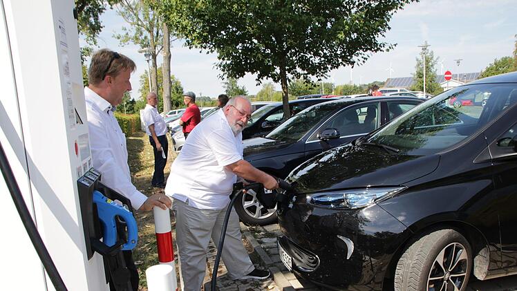 Erich Lunz testete als einer der ersten mit seinem Renault Zoé die neue Ladesäule im Engelgarten.  Foto: Andreas Dorsch