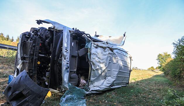 Auf der A70 bei Stadelhofen: Transporter  durchbricht Leitplanke &ndash; zwei Verletzte