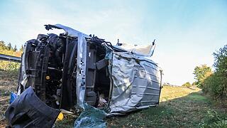 Auf der A70 bei Stadelhofen: Transporter  durchbricht Leitplanke &ndash; zwei Verletzte
