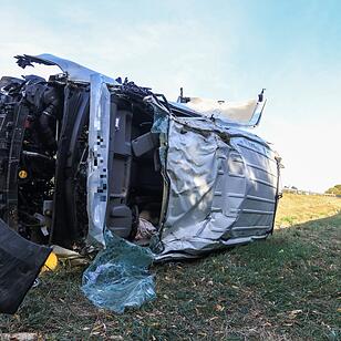 Auf der A70 bei Stadelhofen: Transporter  durchbricht Leitplanke – zwei Verletzte