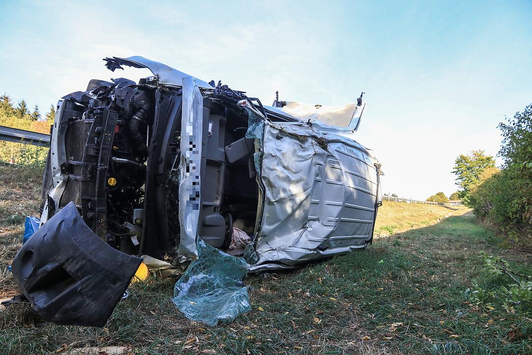 Auf der A70 bei Stadelhofen: Transporter  durchbricht Leitplanke – zwei Verletzte
