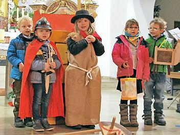 In Neubrunn setzten die Kinder das Martinsspiel in Szene.  Foto: Ewald Stretz