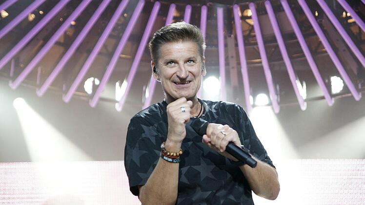 Er hat's noch immer drauf: Pur-Sänger Hartmut Engler feierte mit den Fans beim Open Air im Staatsbad Brückenau, gab aber auch sehr Persönliches preis.Steffen Standke