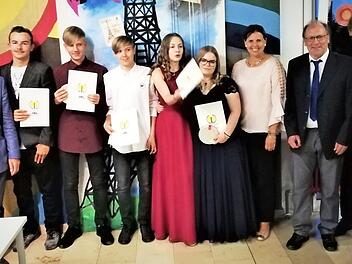 Ein hervorragender Abschlussjahrgang wurde an der Mittelschule Neuenmarkt-Wirsberg verabschiedet. Unser Bild zeigt (von links) den Zweiten Bürgermeister des Marktes Wirsberg, Karl Heinz Opel, den Neuenmarkter Bürgermeister und Schulverbandsvorsitzenden Siegfried Decker, Leon Braunersreuther, Felix Friedrich, Domenic Esche, Selina Schreiber, Saskia Voigt, Schulrätin Kerstin Zapf, Rektor Mathias Liebig, Klasslehrer Markus Gottwald und Maurizio Dodaro. Foto: Werner Reißaus
