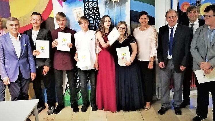 Ein hervorragender Abschlussjahrgang wurde an der Mittelschule Neuenmarkt-Wirsberg verabschiedet. Unser Bild zeigt (von links) den Zweiten Bürgermeister des Marktes Wirsberg, Karl Heinz Opel, den Neuenmarkter Bürgermeister und Schulverbandsvorsitzenden Siegfried Decker, Leon Braunersreuther, Felix Friedrich, Domenic Esche, Selina Schreiber, Saskia Voigt, Schulrätin Kerstin Zapf, Rektor Mathias Liebig, Klasslehrer Markus Gottwald und Maurizio Dodaro. Foto: Werner Reißaus
