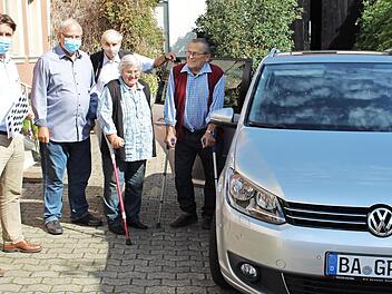 Die Eheleute Karl und Marga Rippel aus Pommersfelden waren die ersten Fahrgäste, die eine Testfahrt mit dem neuen Bürgermobil unternehmen wollten. Im Kennzeichen hat das Fahrzeug die Buchstaben GP: Sie stehen für Gemeinde Pommersfelden Foto: Evi Seeger