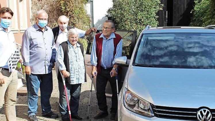 Die Eheleute Karl und Marga Rippel aus Pommersfelden waren die ersten Fahrgäste, die eine Testfahrt mit dem neuen Bürgermobil unternehmen wollten. Im Kennzeichen hat das Fahrzeug die Buchstaben GP: Sie stehen für Gemeinde Pommersfelden Foto: Evi Seeger