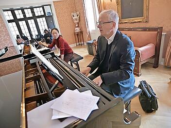 Arnulf von Arnim spielt mit seinem Meisterkurs in der Bibliothek von Haus Marteau.
