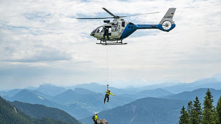 Polizeihubschrauber bei Rettungsübung