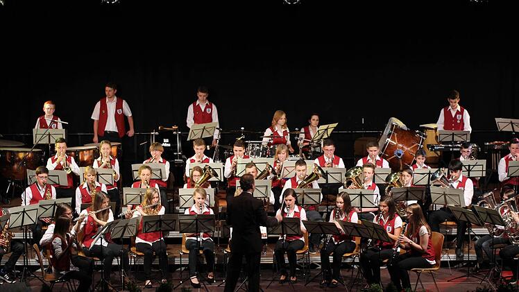 Mehr als 100 Musiker aus Kirchehrenbach bevölkerten die Bühne