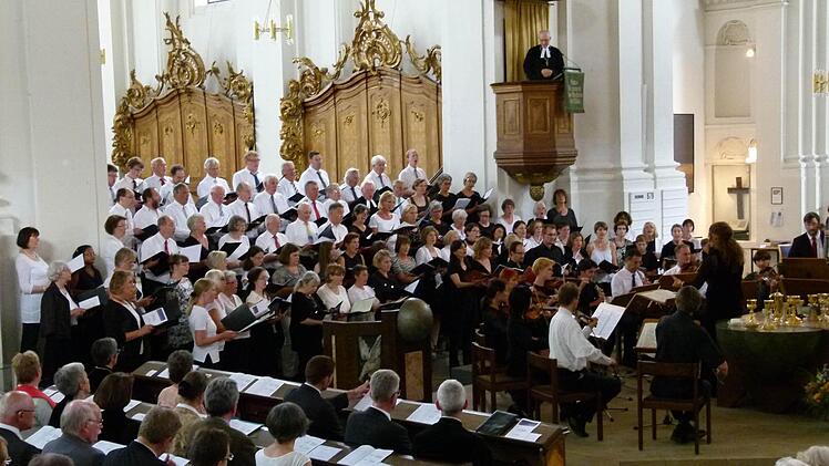 Otfrieds Sperls Abschiedspredigt war eingewoben in eine Bach-Kantate, die Solisten und die Kantorei St. Stephan zu Gehör brachten. Foto: Marion Krüger-Hundrup
