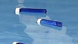 Die Besucher der Eröffnung warfen kleine Fläschchen, mit einem Wunsch für das neue Spa, ins Schwimmbecken.